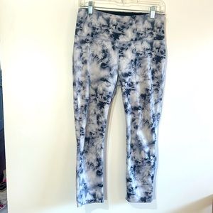 VOGO ATHLETICA  PRINTED GRAY NAVY colour YOGA CROPPED LEGGING IN SIZE MEDIUM